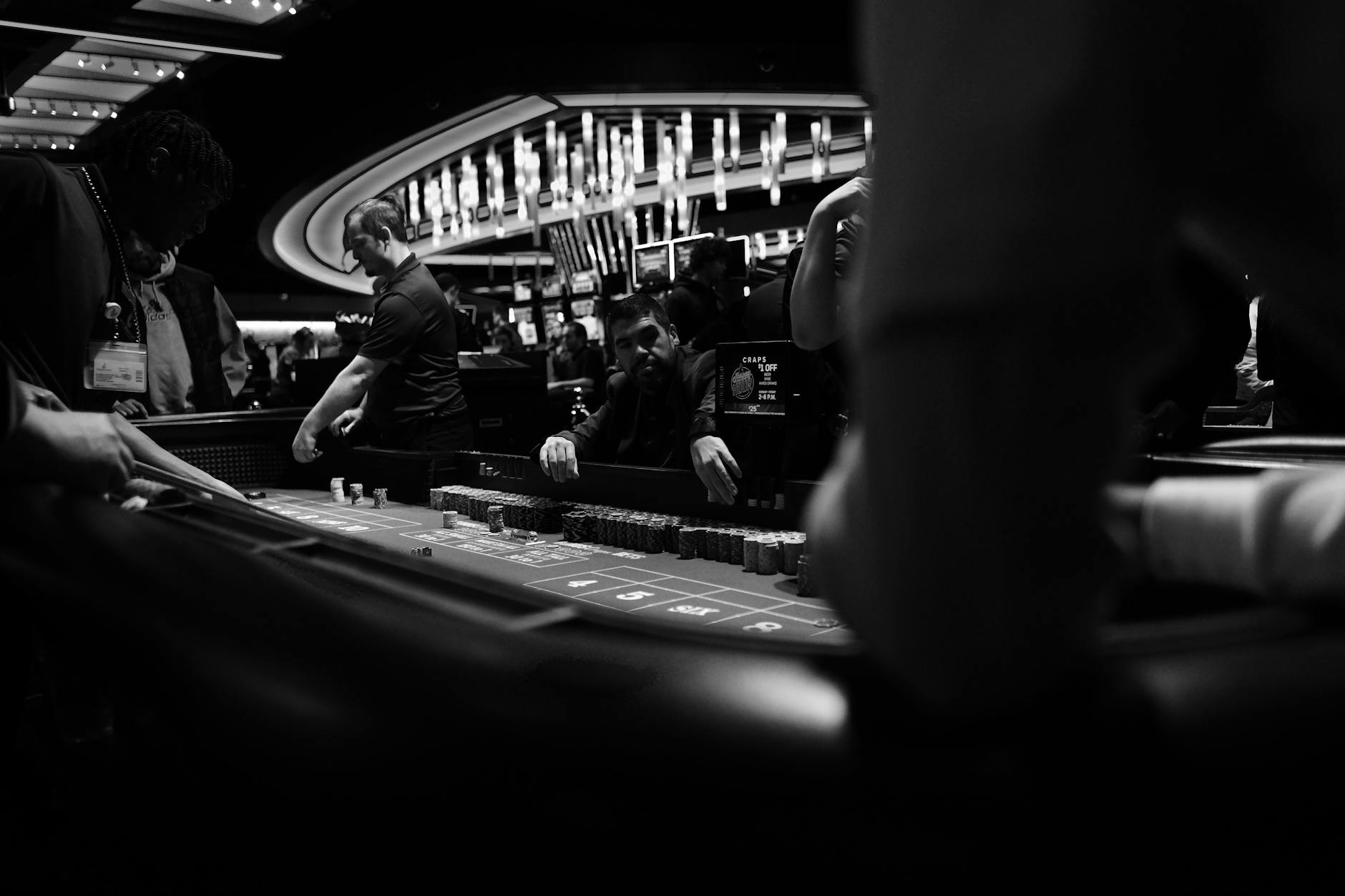 Người chơi ghi chép kết quả phiên baccarat để theo dõi kỷ luật vốn