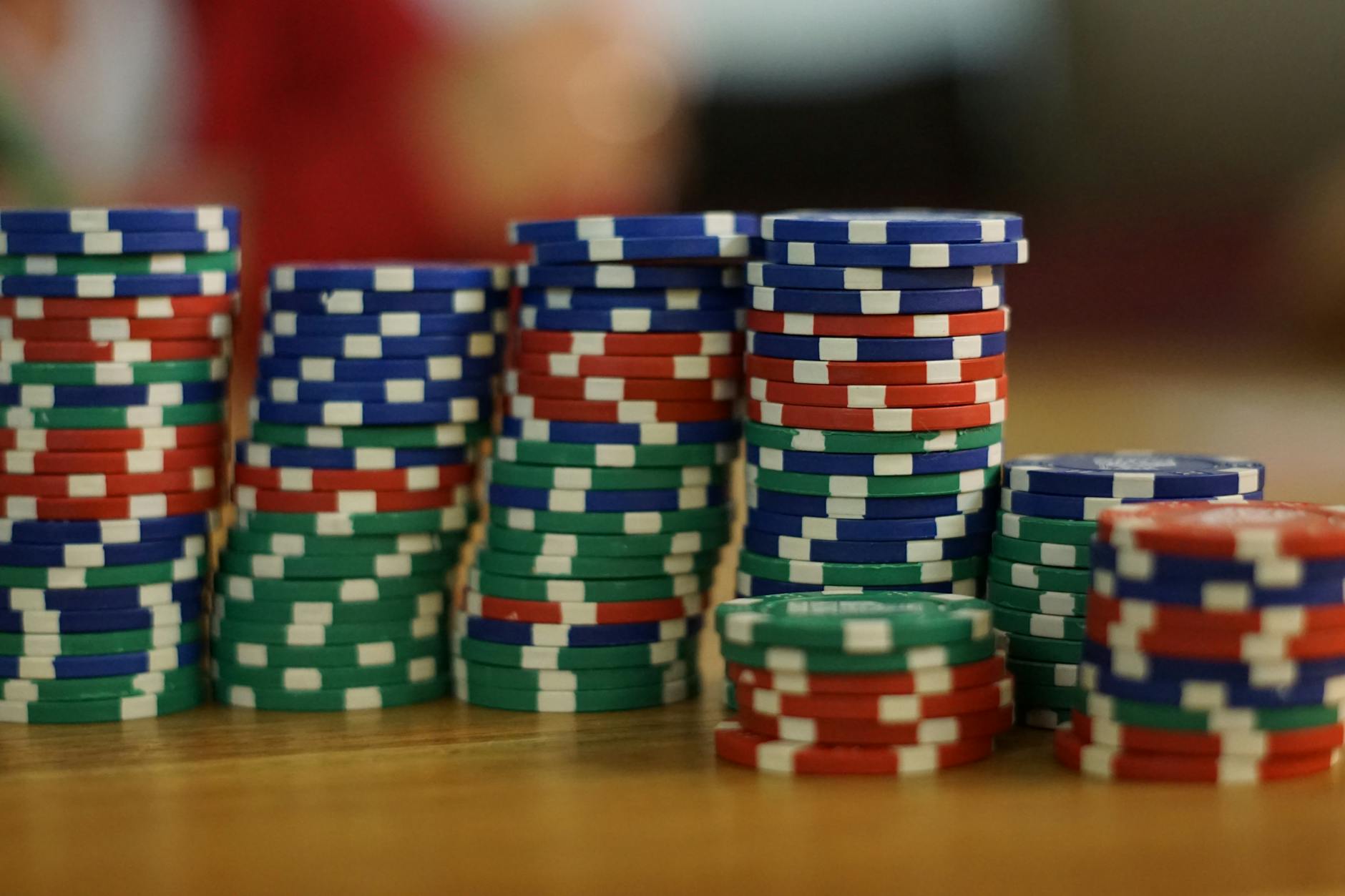 Chip casino được chia thành nhiều phần để minh họa quản lý vốn