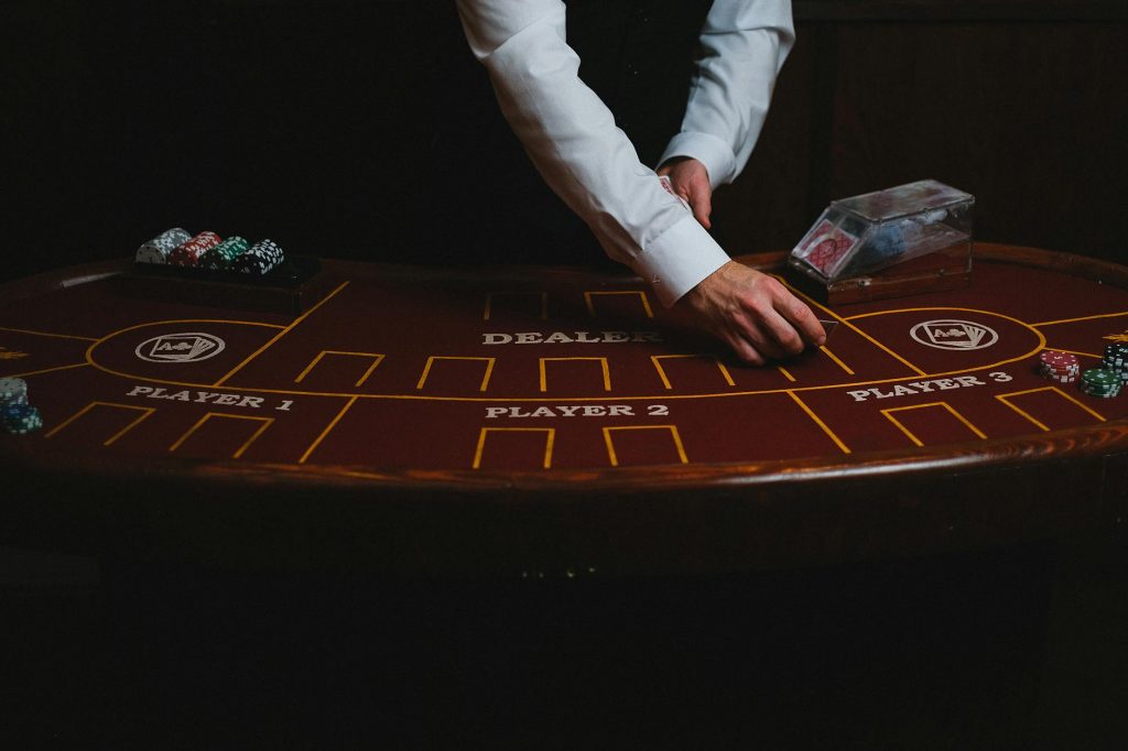 Cận cảnh bàn live casino với dealer và chip, thể hiện tính minh bạch của trò chơi trực tiếp
