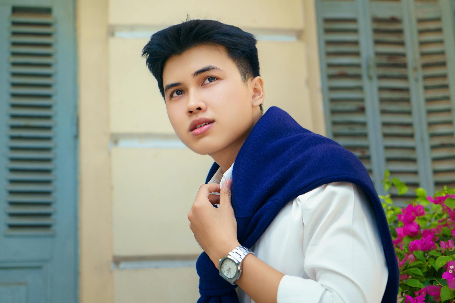 Người chơi dừng lại suy nghĩ trước màn hình trận đấu trực tiếp