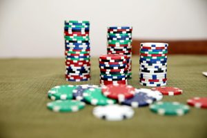 Người chơi poker tập trung quan sát bàn bài và chip để đưa ra quyết định