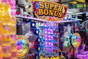 Nút quay thủ công và quay tự động trên giao diện slot